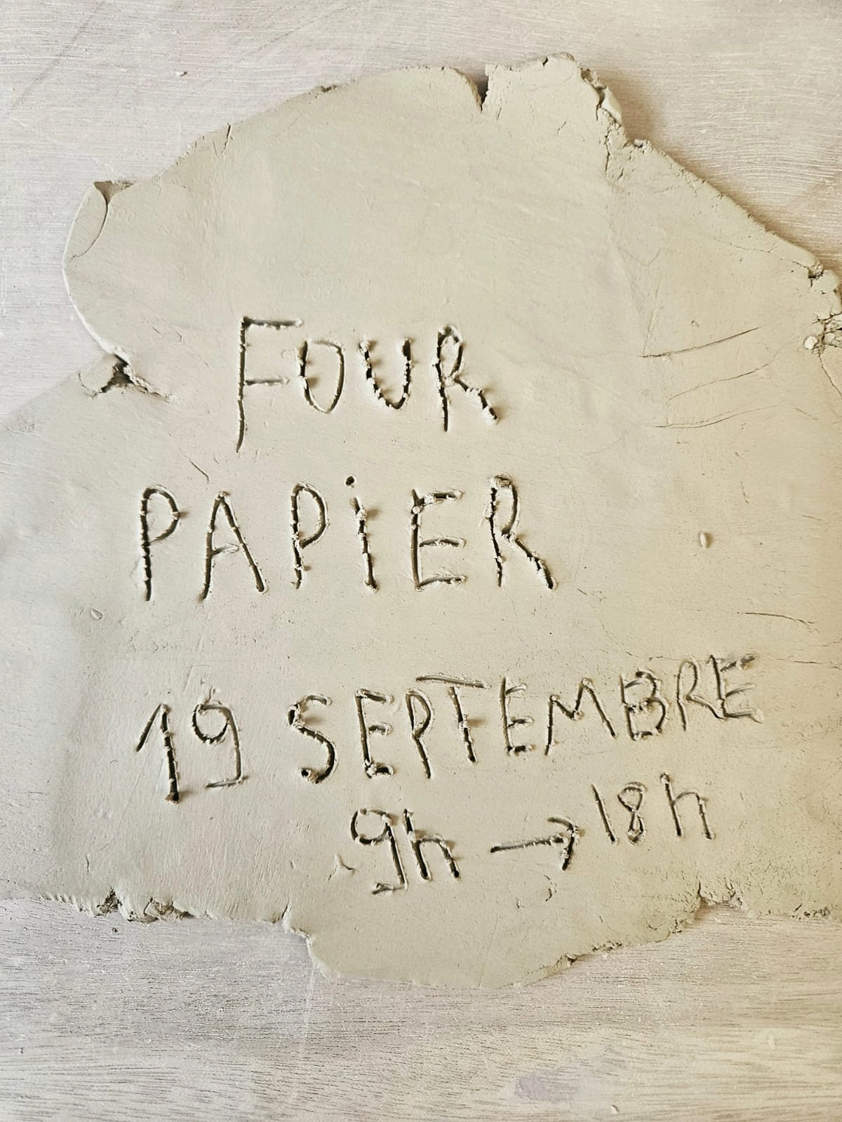 « Four papier, 19 septembre, 9 h – 18 h » gravé dans la terre