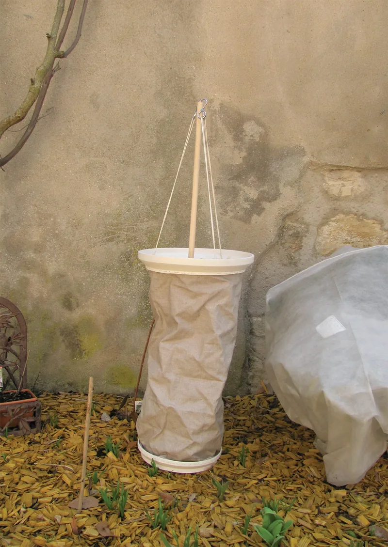 DMA 2012 - CéramiqueJardiner dans les petits espaces : des pots pliables en grès et lin enduit pour les balcons et rebords de fenêtre.