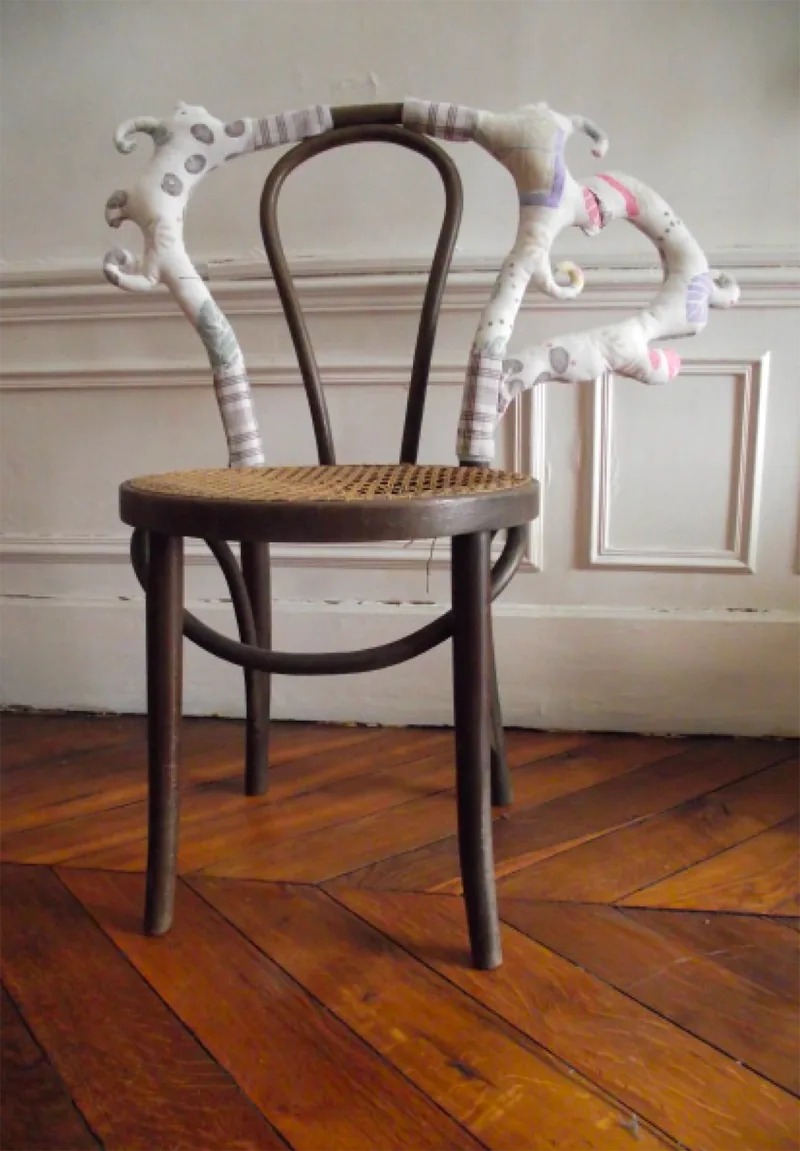 DMA 2012 - TextileLes chaises sont faites pour… : réparer des objets d’Emmaüs par des greffes textiles pour leur donner une nouvelle vie.