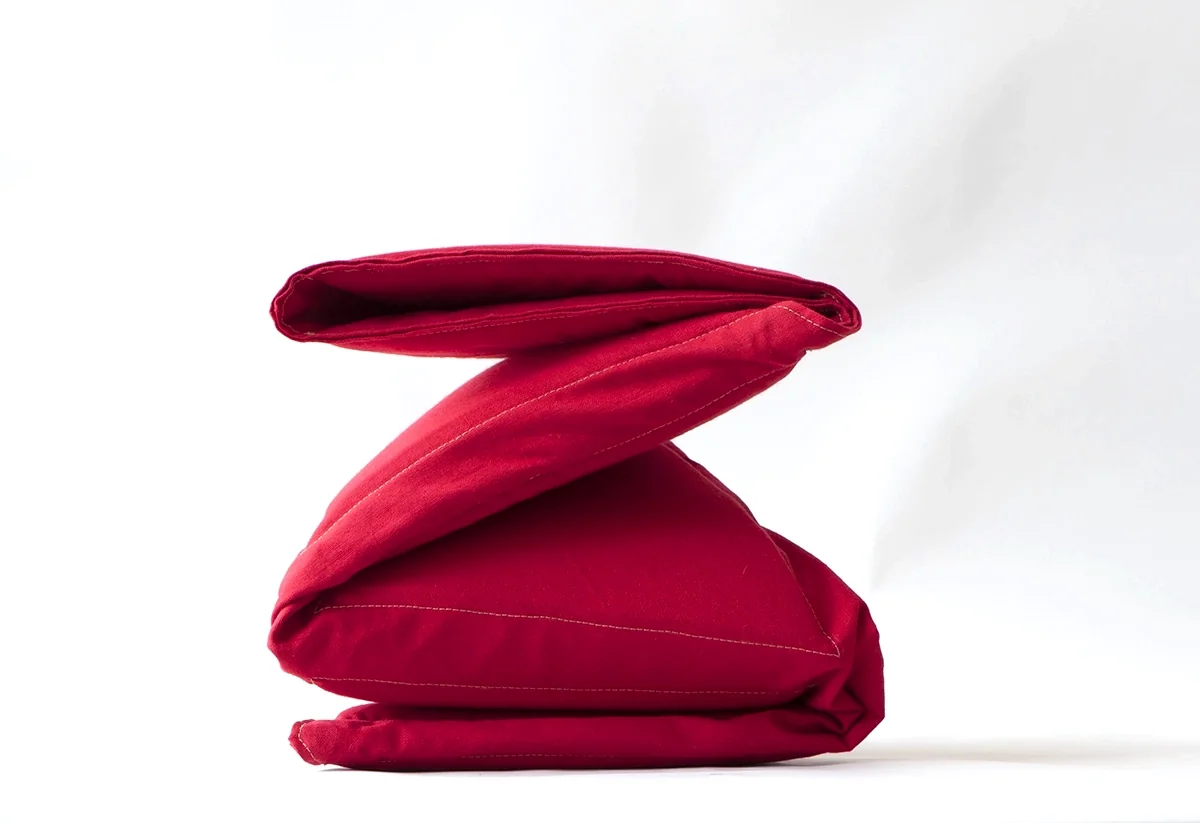 Surface textile rouge pliée en accordéon