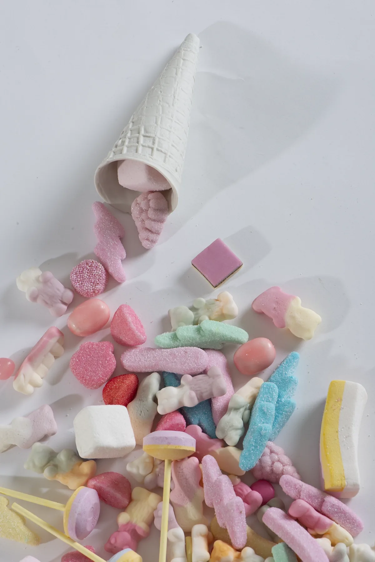 Cornet en céramique d’où s’échappent des bonbons