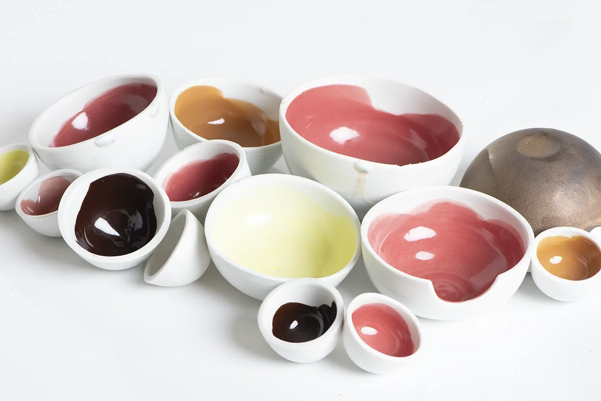 Bols en porcelaine aux émaux rose, chocolat et jaune