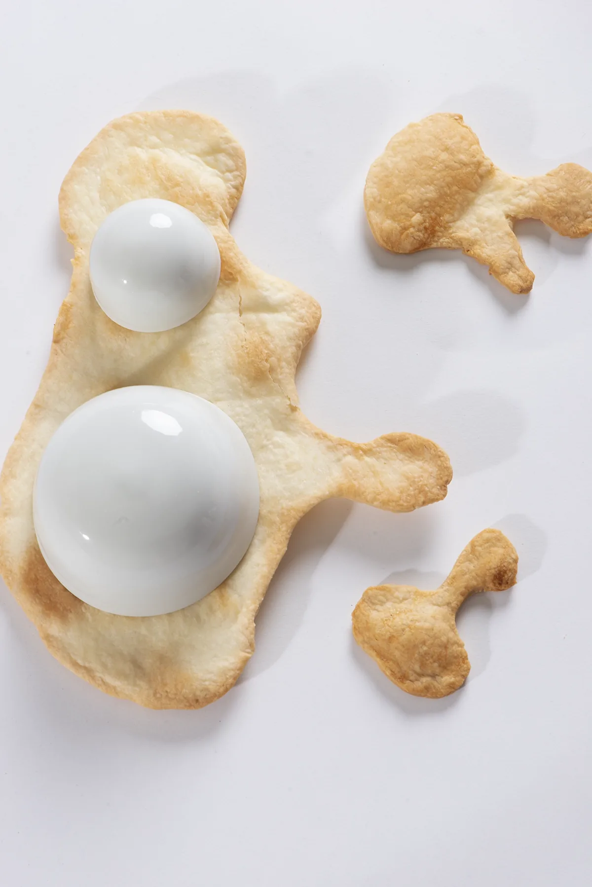 Sphères de porcelaine posées sur des biscuits
