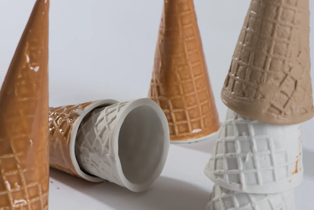 Cornets de glace en céramique empilés