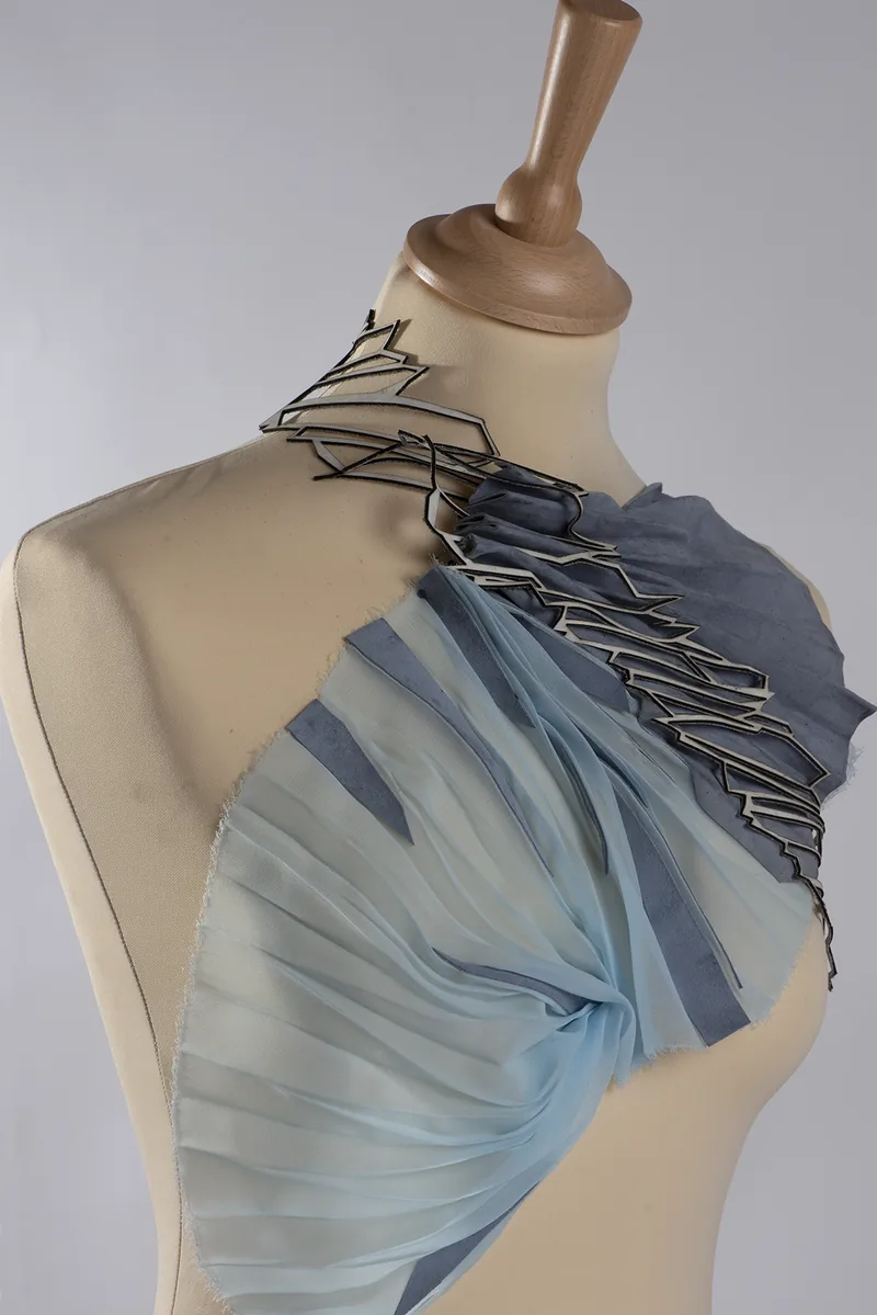 DMA 2014 - TextileMise en transformation : le cuir manipulé et présenté sous différents états, du solide au liquide.