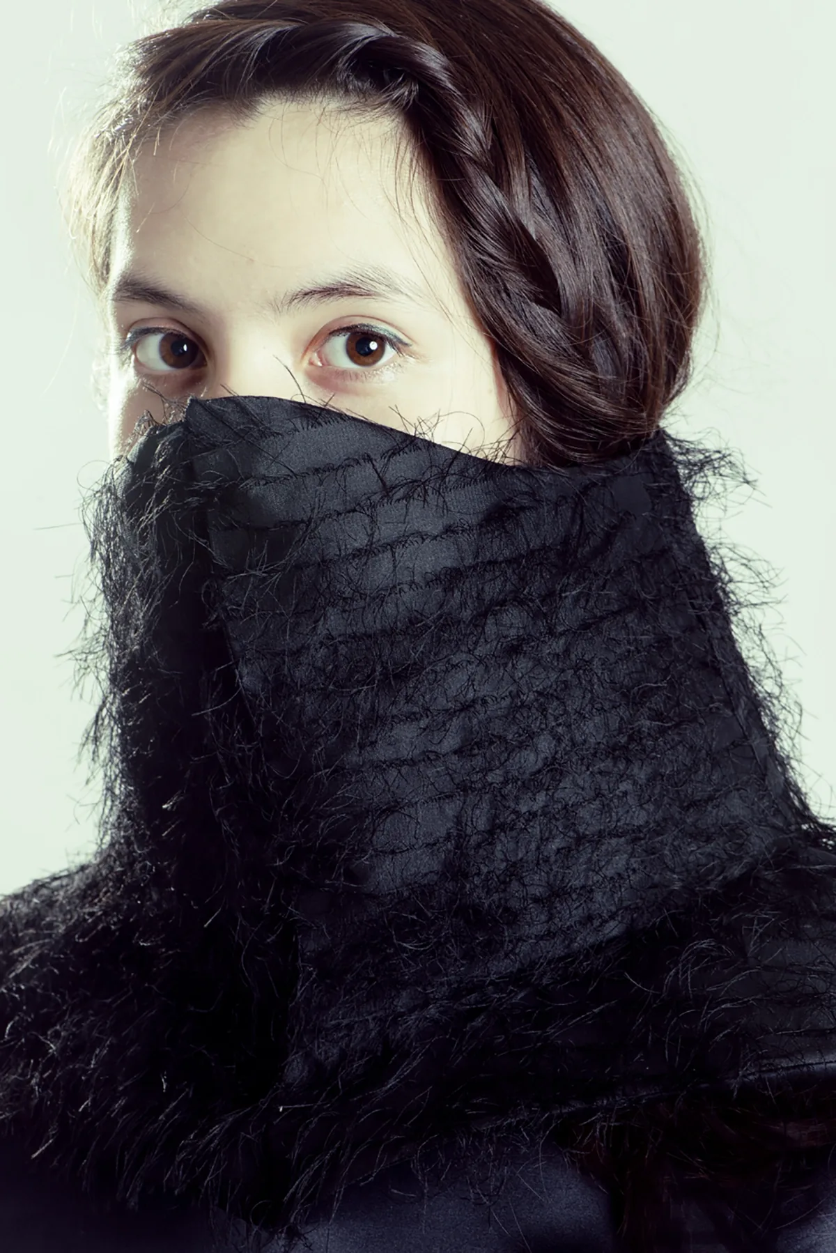 Col noir en fibres longues couvrant le visage
