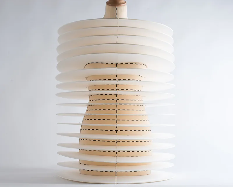 DMA 2015 - TextilePlan et ligne sur corps : des formes géométriques qui redessinent la silhouette.