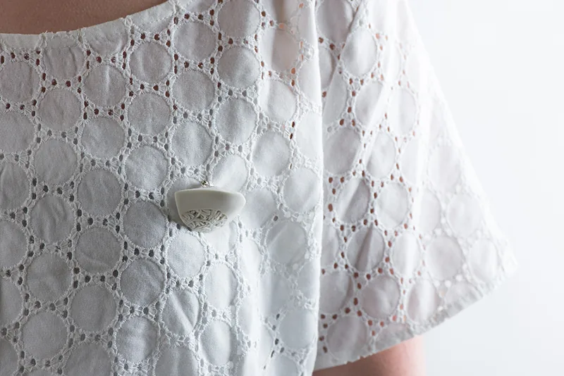 DMA 2015 - CéramiqueLes petits riens : des bijoux en porcelaine qui mêlent mousse et bouts de ficelle.