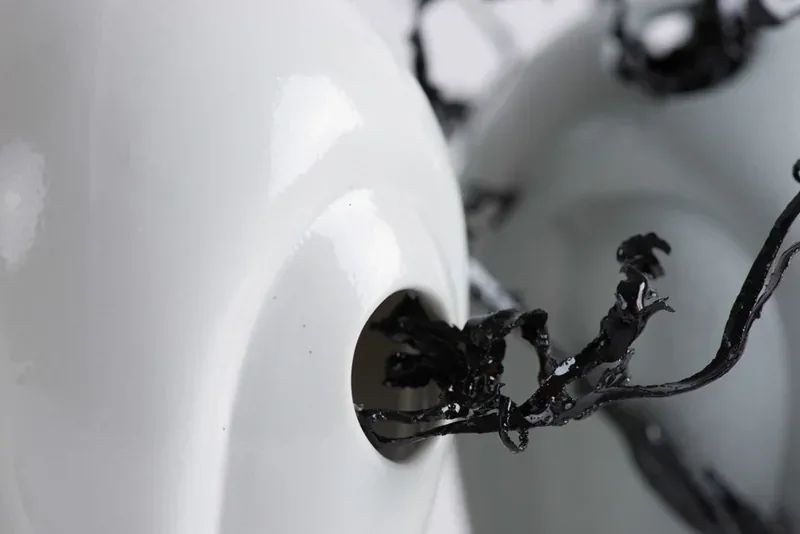 Mes sculptures composent un étrange paysage issu  d’une réflexion personnelle sur les interactions entre matériaux de synthèse et terre. Ces interactions, qui  perturbent dans le bon sens du terme mon approche technique des gestes de la céramique artisanale, par prototypage et modélisation 3D,  m’ont permis de créer un véritable cabinet de curiosités, témoin d’une nature décalée et fantasmée.
Fabien LAFFAITEUR