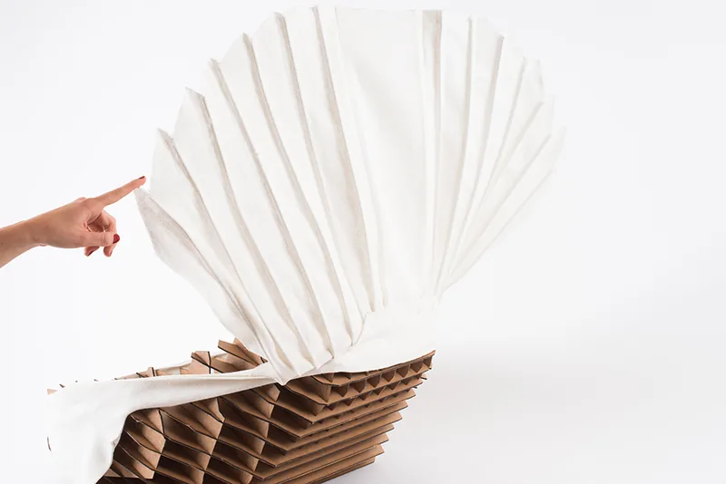 DMA 2016 - CéramiqueAltaïr : un objet de rêverie inspiré des coques et des voiles de bateau.