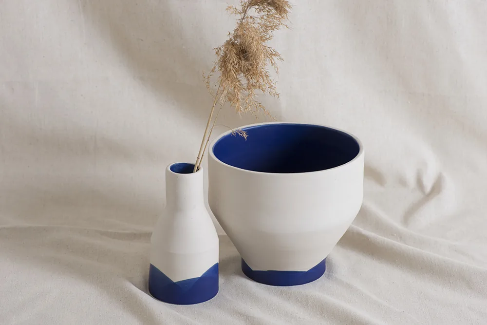 Vase et bol blancs émaillés de bleu profond