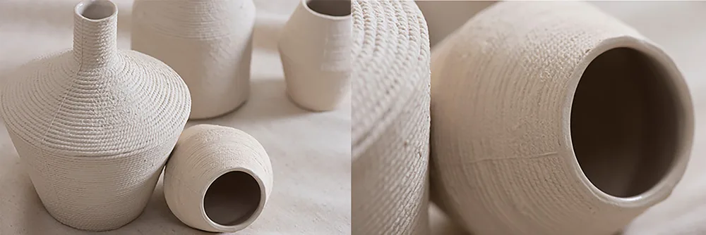 Vases en grès clair aux surfaces striées, vue rapprochée
