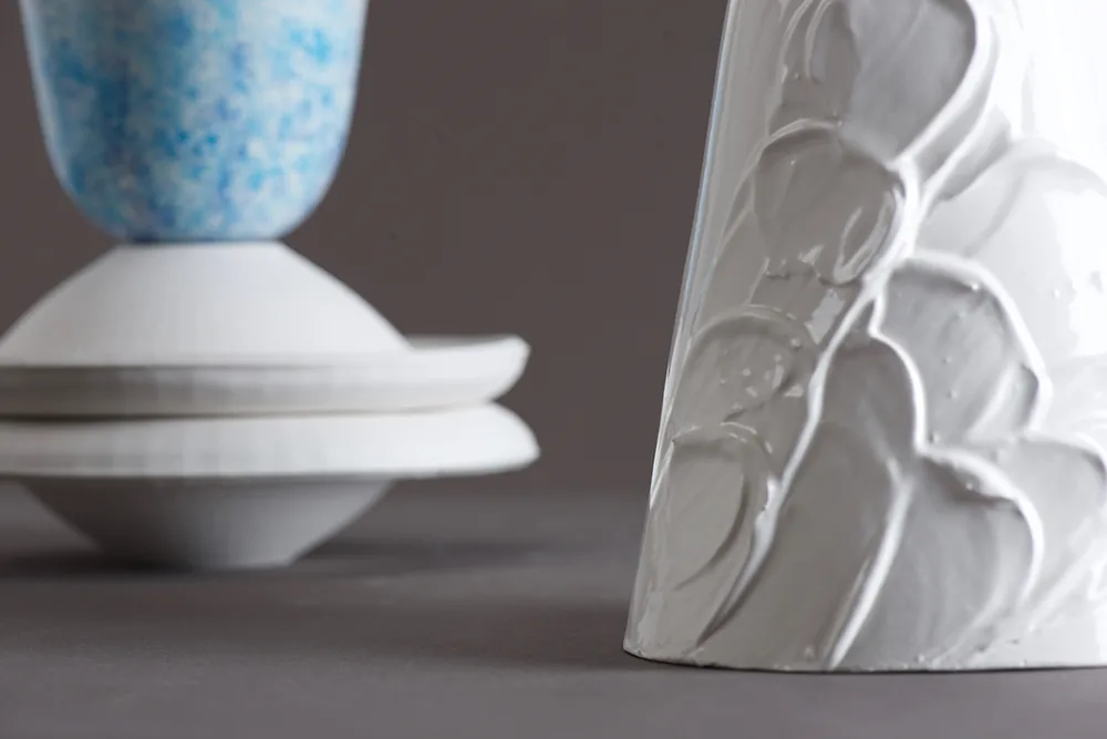 Détail : reliefs blancs en porcelaine et pièce mouchetée de bleu