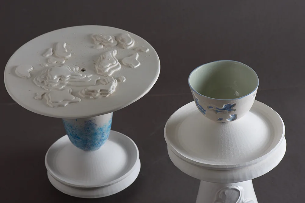 Pièces totémiques en porcelaine blanche et bleue, plateaux et bols empilés