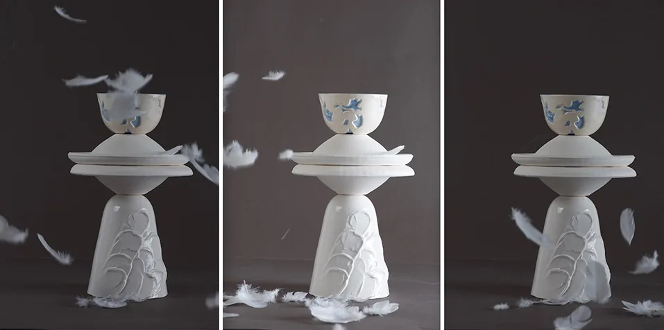 Séquence : pièce totémique sous une pluie de plumes
