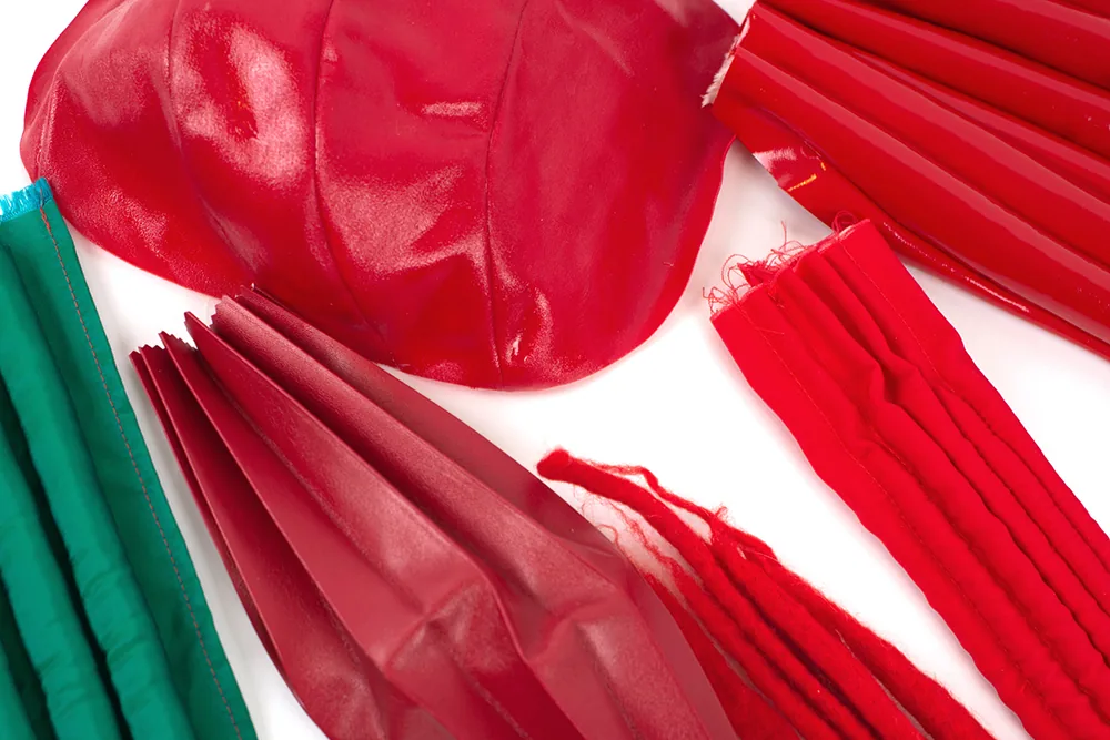 Recherches : volumes textiles rouges et verts plissés et moulés