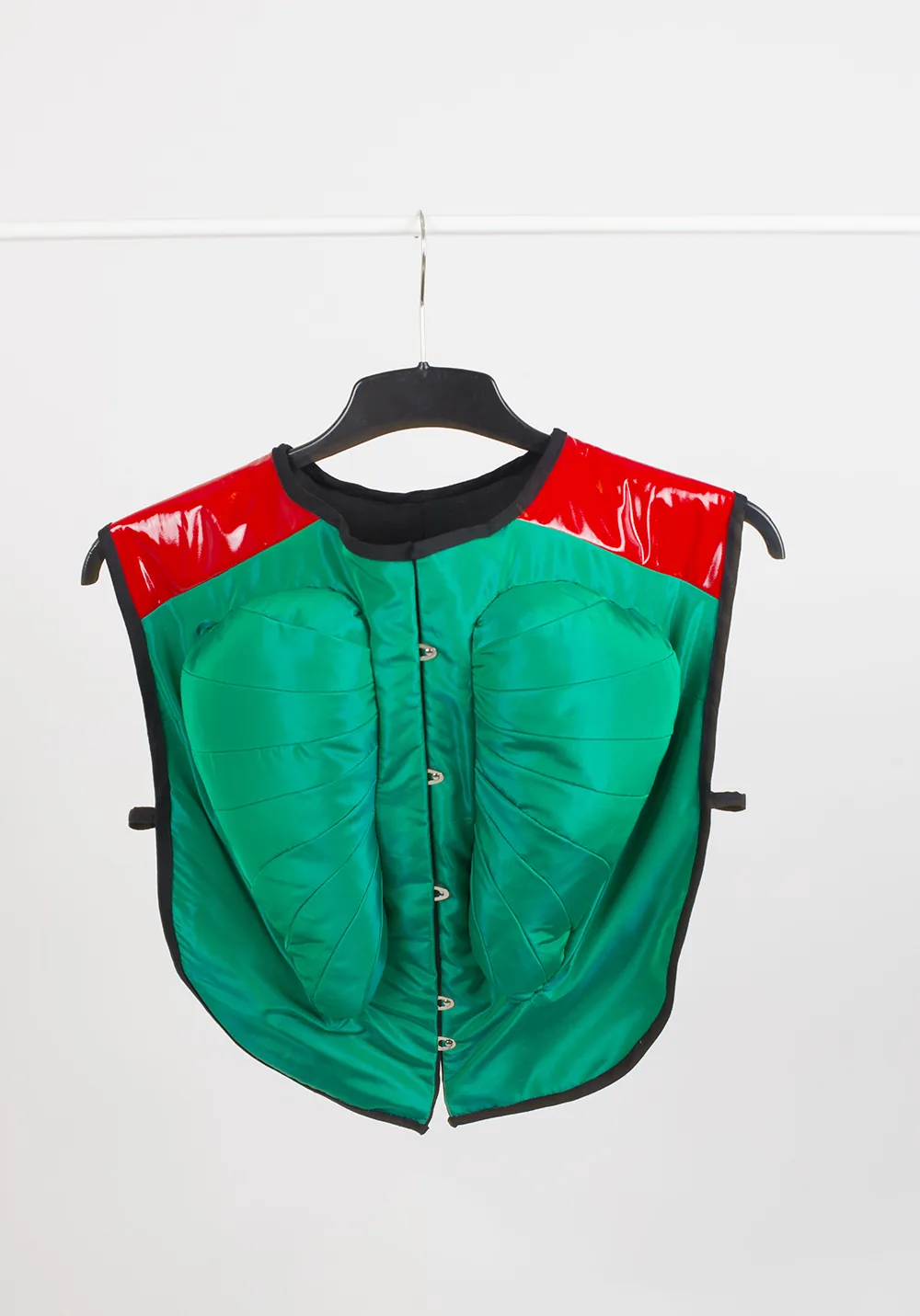 Parure de torse verte et rouge sur cintre