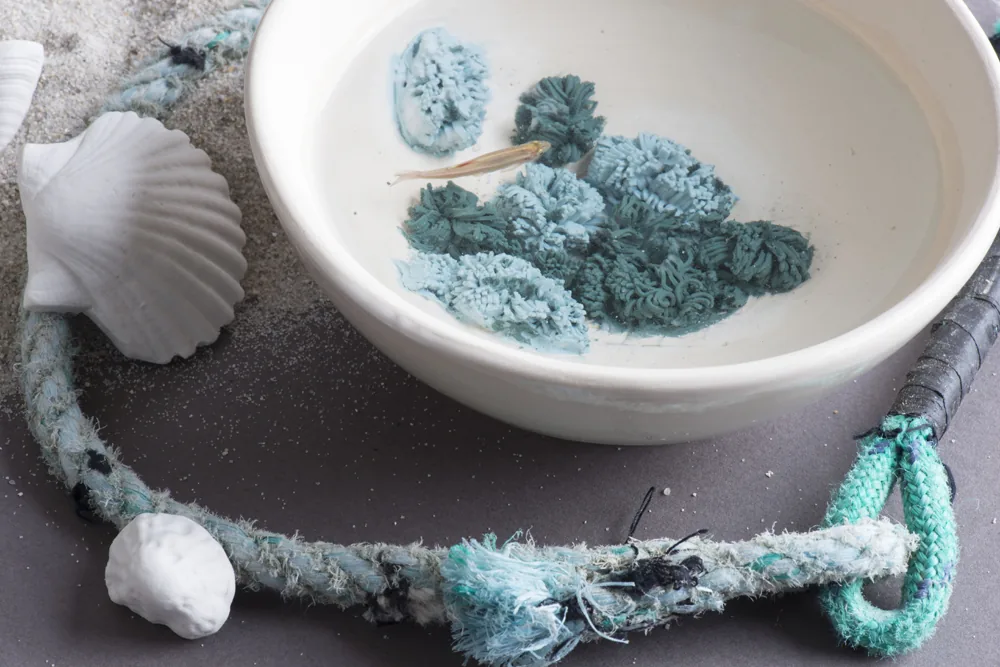 Bol blanc aux formes marines turquoise, coquillage et cordage
