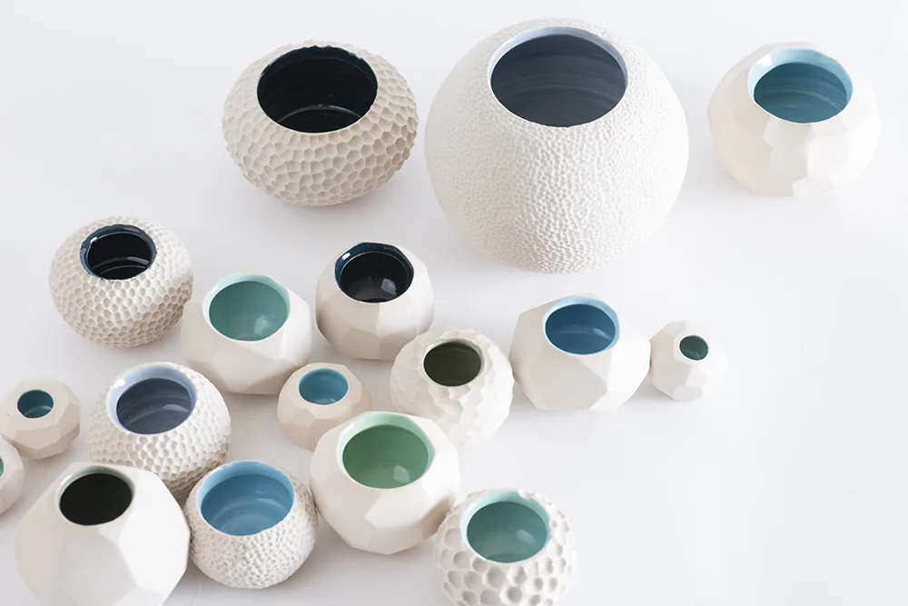 Géodes en porcelaine blanche aux intérieurs émaillés bleus et verts