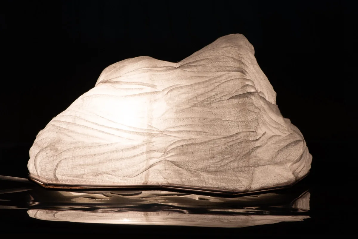 Relief textile éclairé en lumière chaude dans l’obscurité