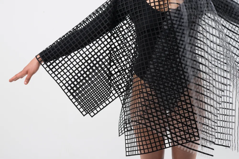 Surface filaire : demi-kimono en trame quadrillée noire porté