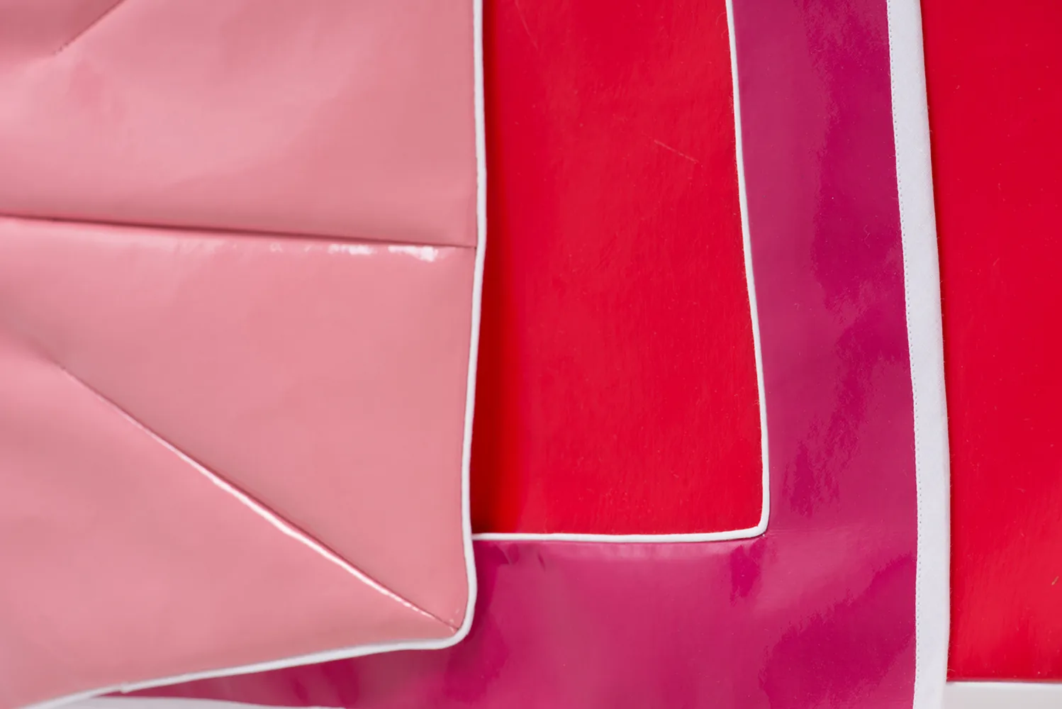 Détail : vinyles rose et rouge surpiqués