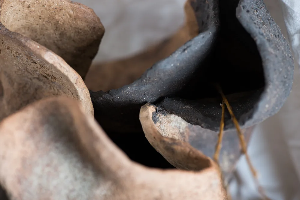 Détail : vases en grès brut et noir aux bords déchirés