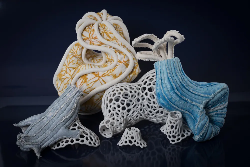 Créatures textiles et squelettes imprimés en 3D sur fond noir