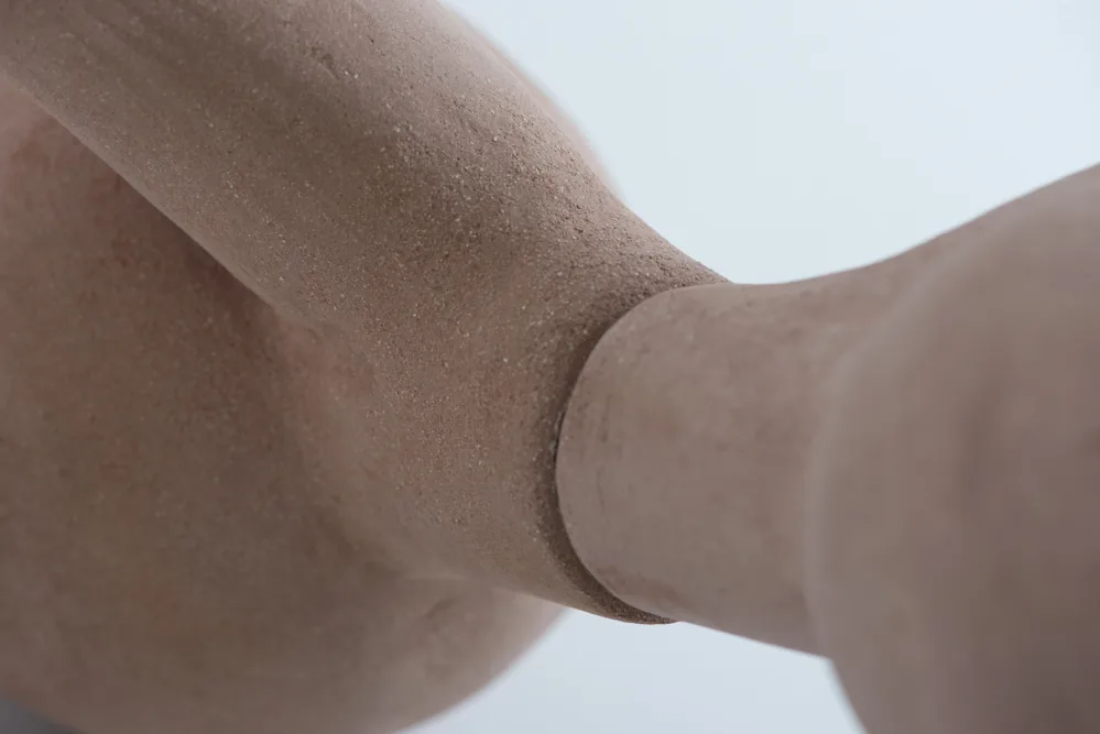 Détail : articulation emboîtée entre deux éléments en grès