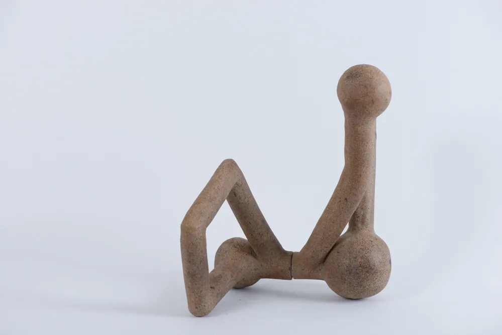 Structure articulée en grès dressée, comme une posture de danse