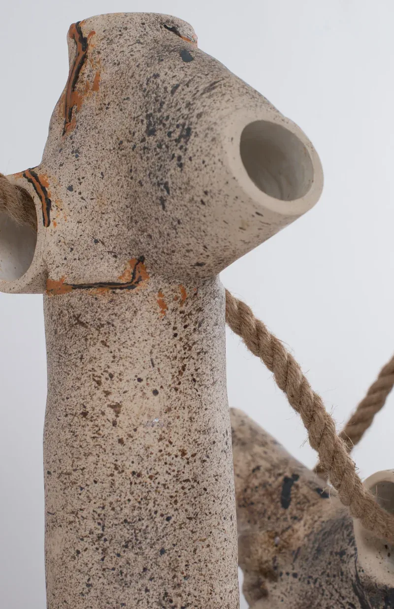 La danse : univers de mouvements, d’équilibre et de déséquilibre, de gestes et de recherche corporelle. La danse est le corps, le corps est une géométrie : du cylindre à la sphère. Cette géométrie formelle est la céramique : de la porcelaine aux grès. La céramique devient une scène d’explorations et de sensations. La danse est en nous et parmi les choses inertes. De la position à la posture, il s’agit d’un jeu de stabilité. La construction se combine, se modifie et se transforme : elle mime des postures.
Mohamadi RIZIKI