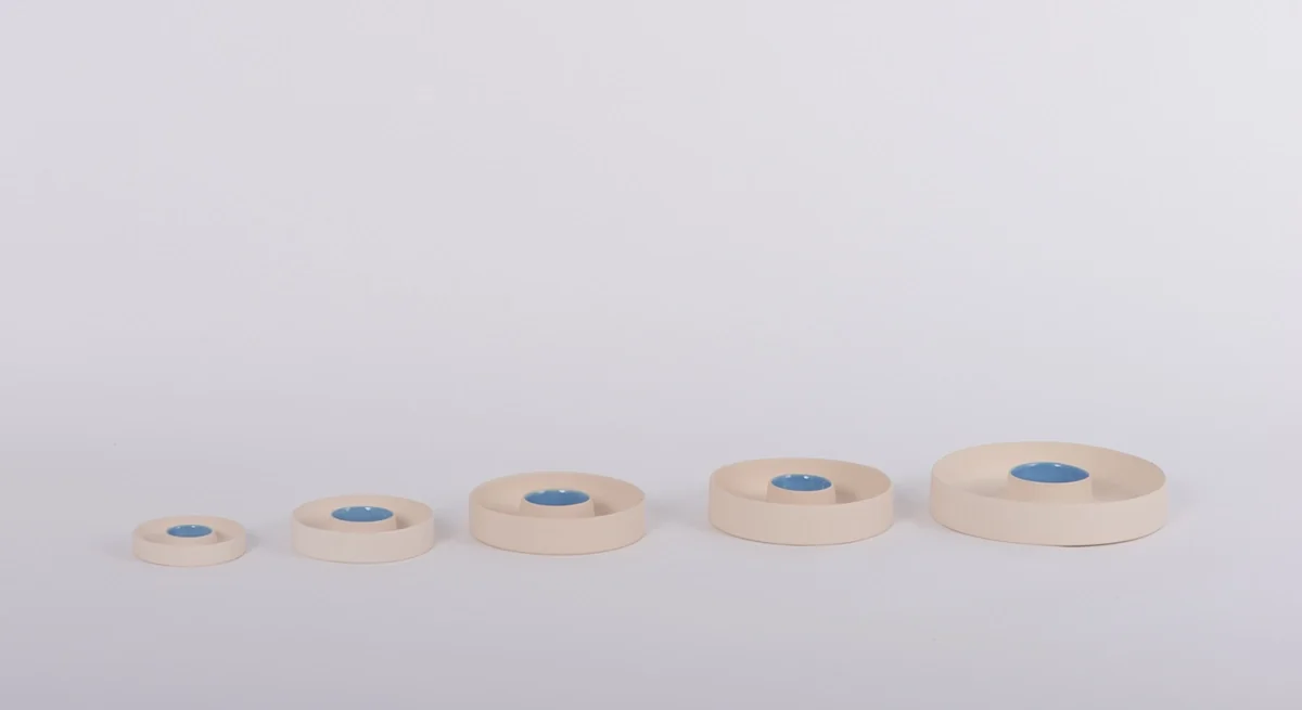 Début de la croissance : anneaux de céramique de taille croissante au cœur émaillé bleu