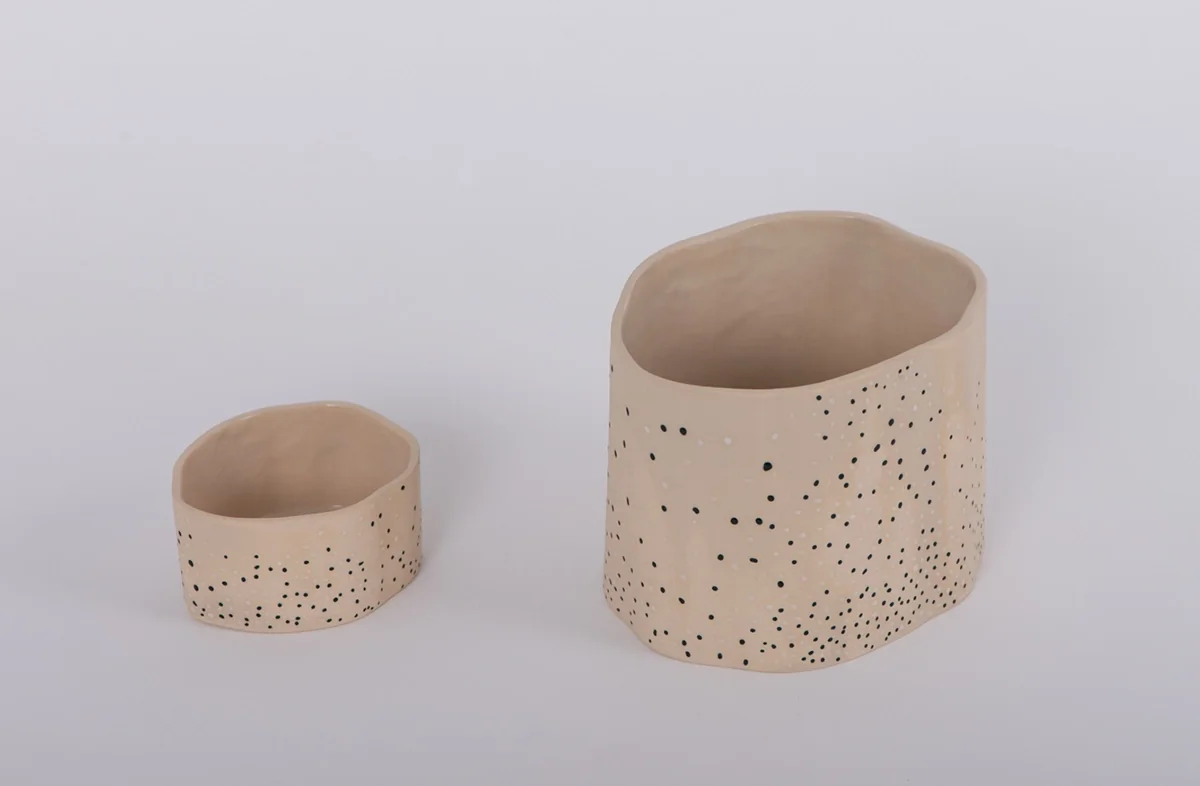Deux pots en céramique aux formes irrégulières, ponctués de points bruns