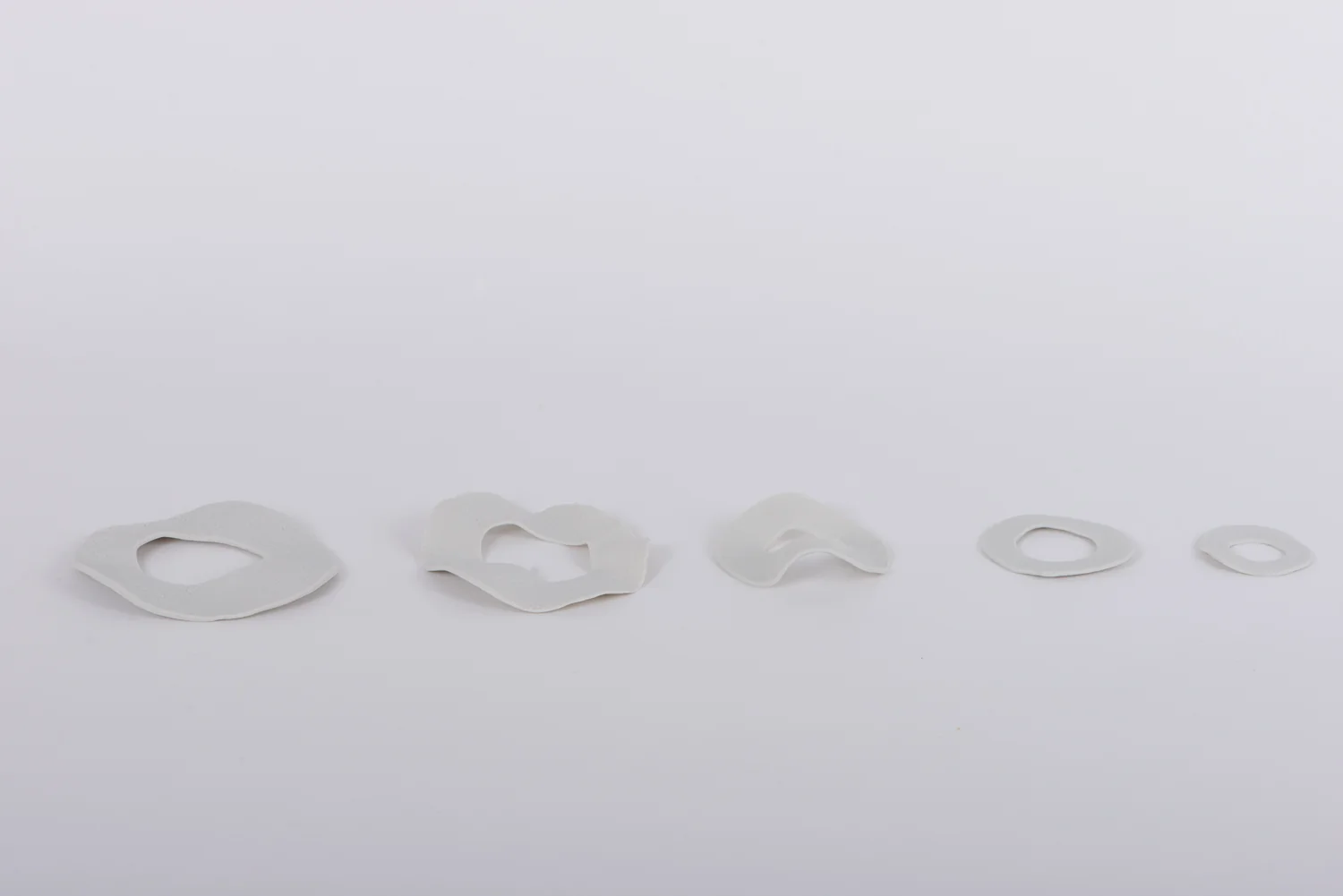 Décomposition : anneaux de céramique blanche aux formes déchirées