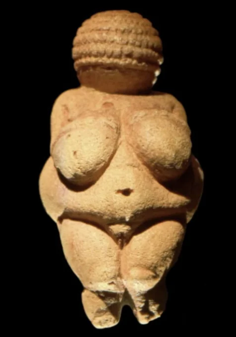 Vénus de Willendorf, statuette paléolithique à la chevelure tressée
