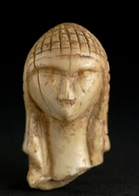 Dame de Brassempouy, tête en ivoire à la coiffure quadrillée