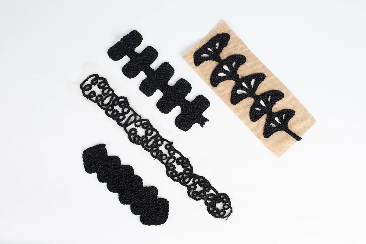 Ornements en tresses noires inspirés de la passementerie victorienne