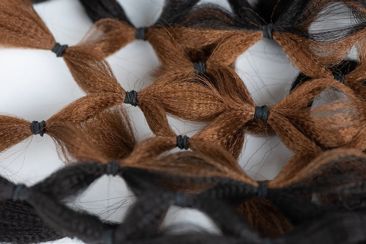 Résille de tresses brunes et noires en losanges