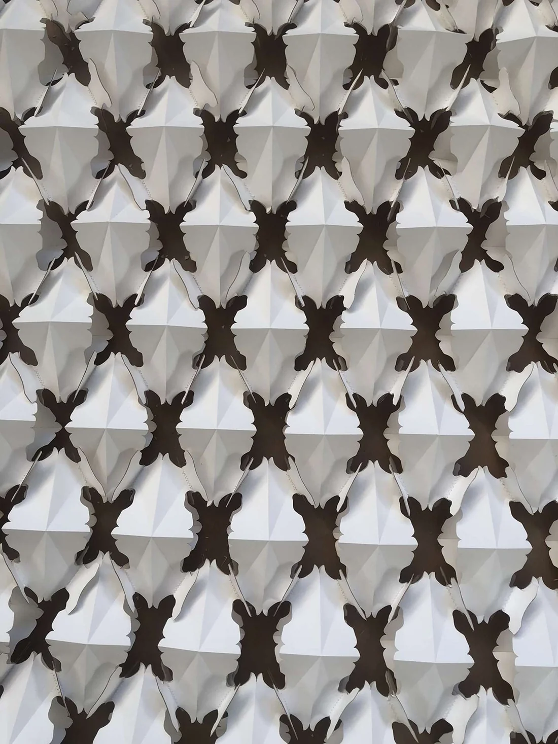 Décor assemblé : modules blancs et motifs noirs, vue de face