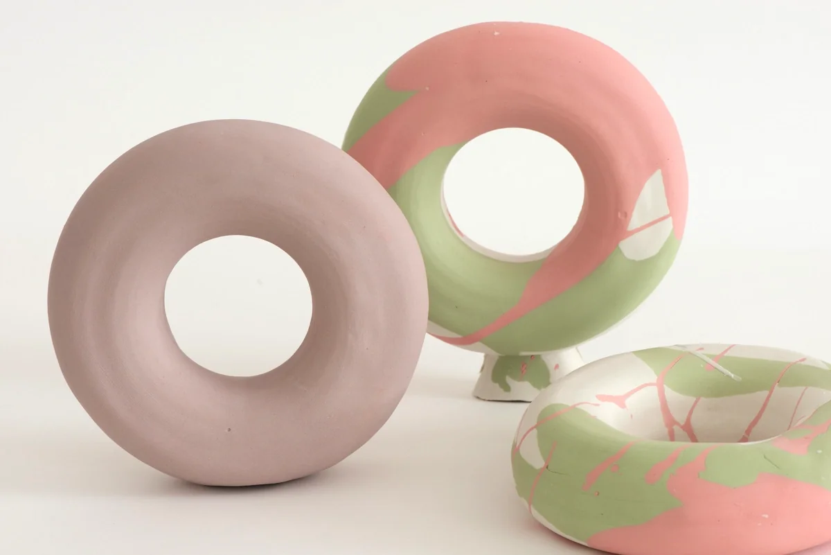 Anneaux en céramique roses et verts à décor marbré