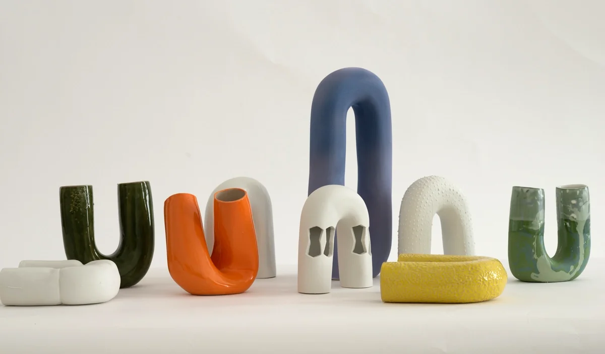 Gamme de formes céramiques en arche, émaillées vert, orange, bleu et jaune