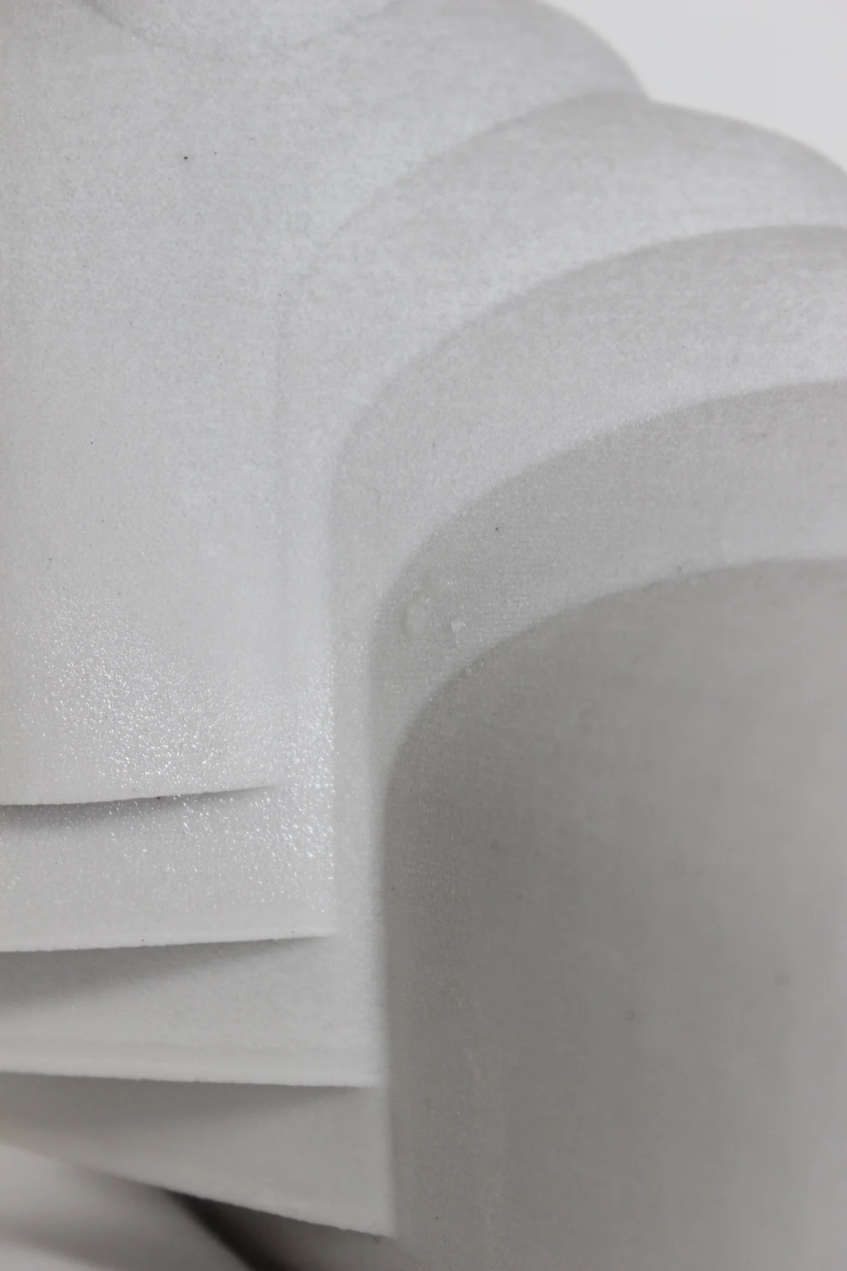 Détail de strates de porcelaine blanche superposées