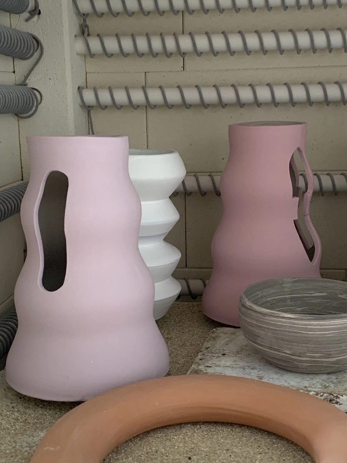 Vases roses ajourés posés dans le four