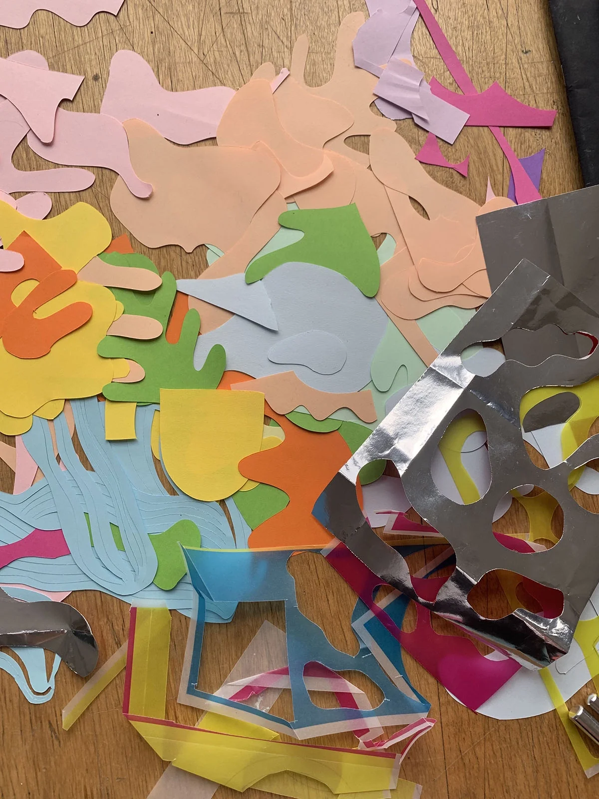 Chutes de papiers colorés découpés pour les collages
