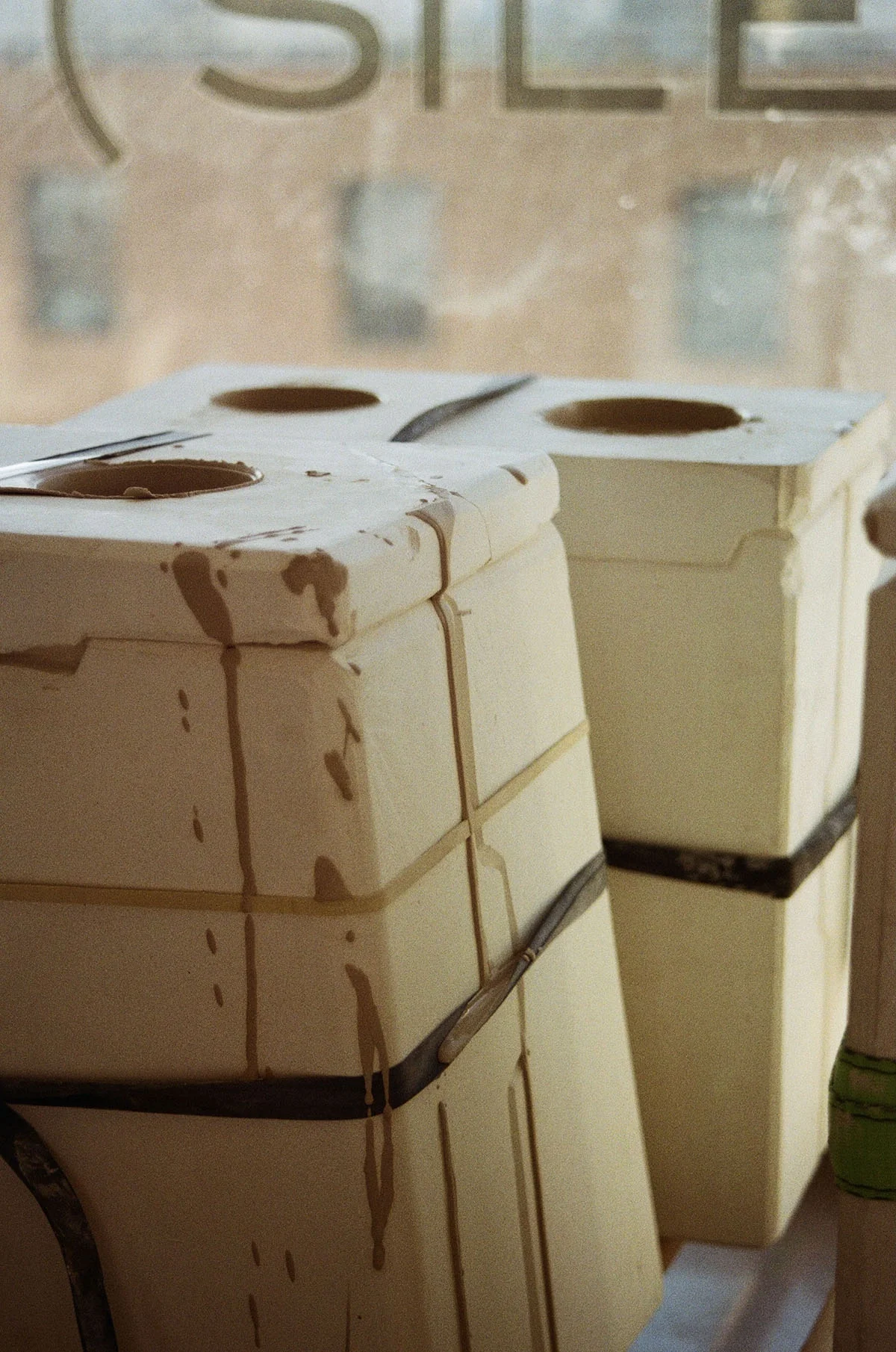Moules en plâtre cerclés de sangles dans l’atelier