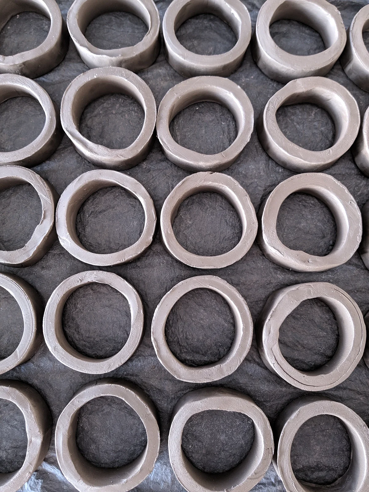 Modules circulaires en céramique alignés sur un fond noir