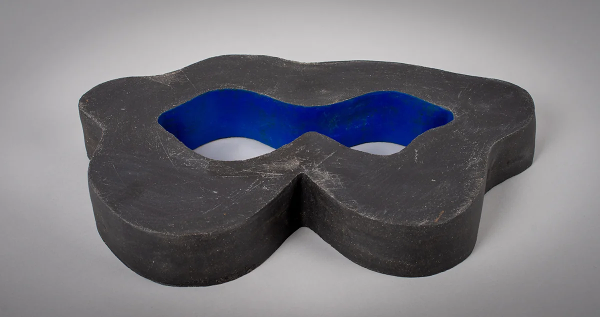 « Carrecle » en céramique noire à l’intérieur émaillé bleu
