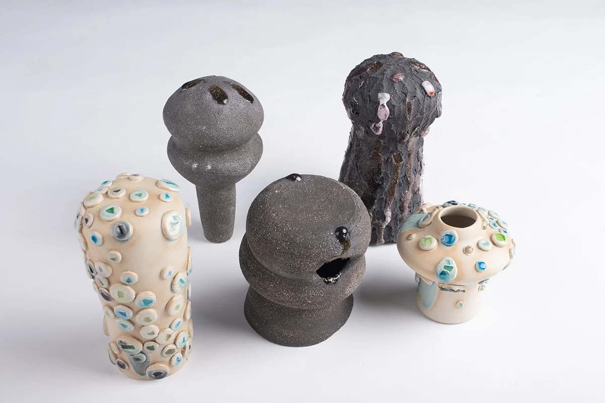 Cinq pièces céramiques hybrides : grès noir, porcelaine à inclusions de verre colorées