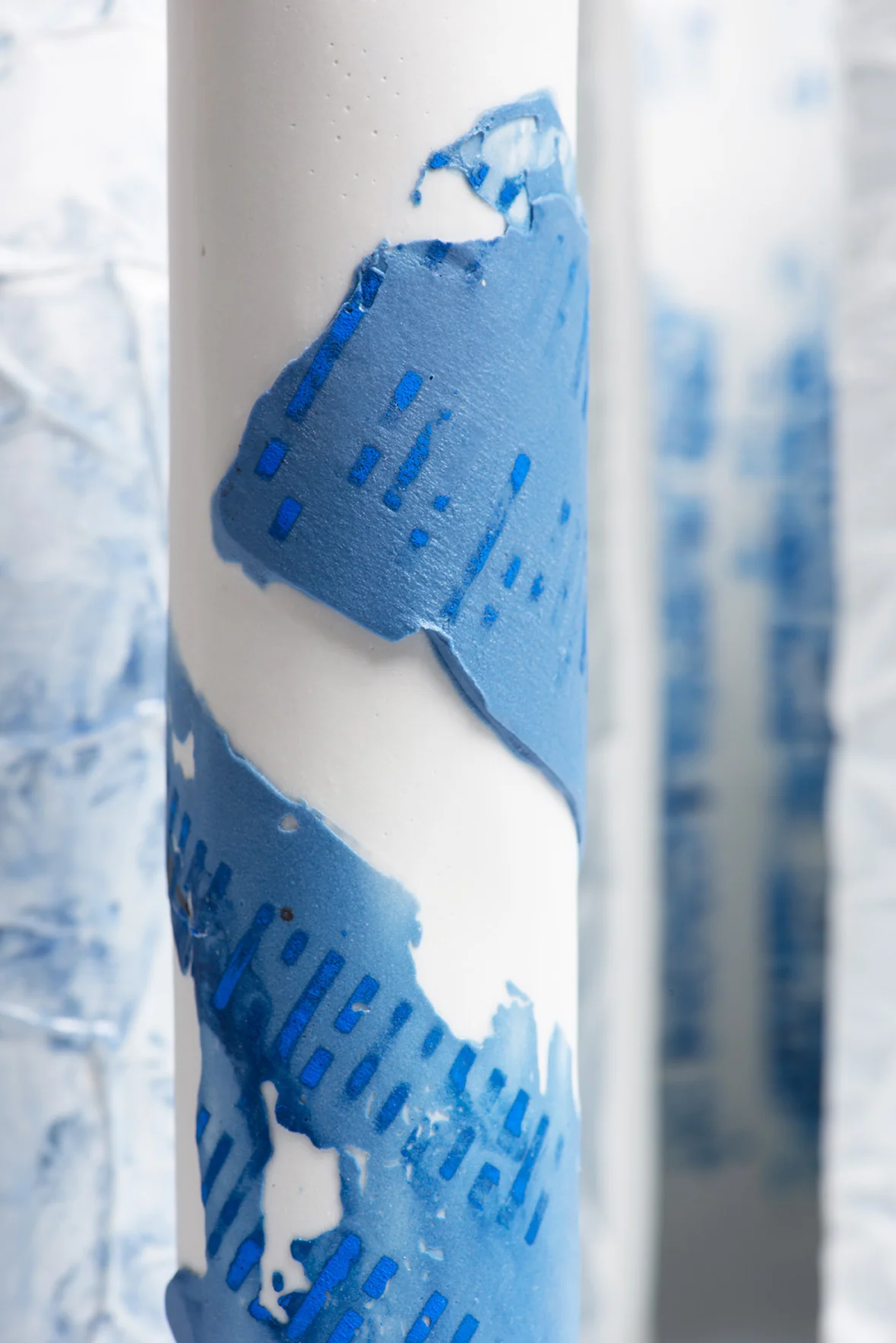 Tube de porcelaine blanche marqué d’écritures bleues