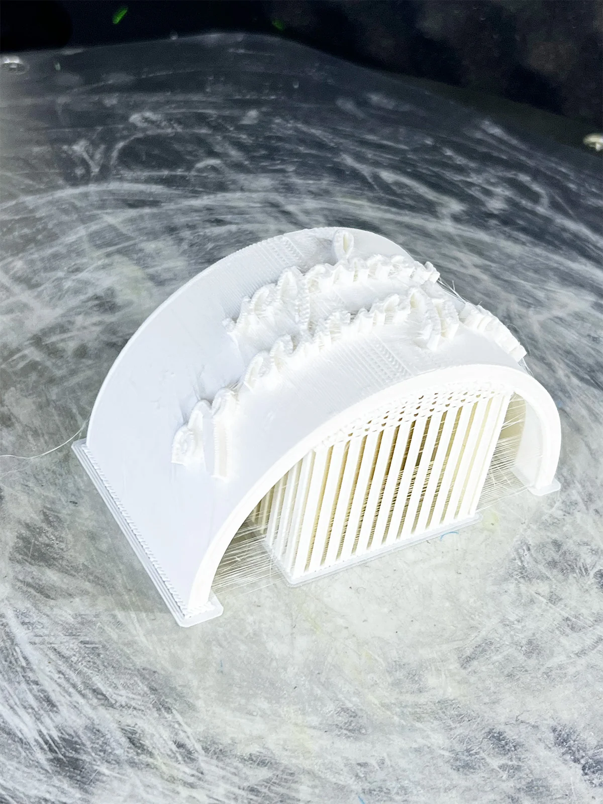 Tampon imprimé en 3D en plastique blanc, lettres en relief